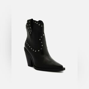 Sleek Black Heeled Boots with‎ Elegant Design​